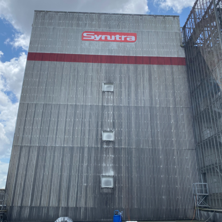 Façade sale de l'usine Synutra située à Carhaix