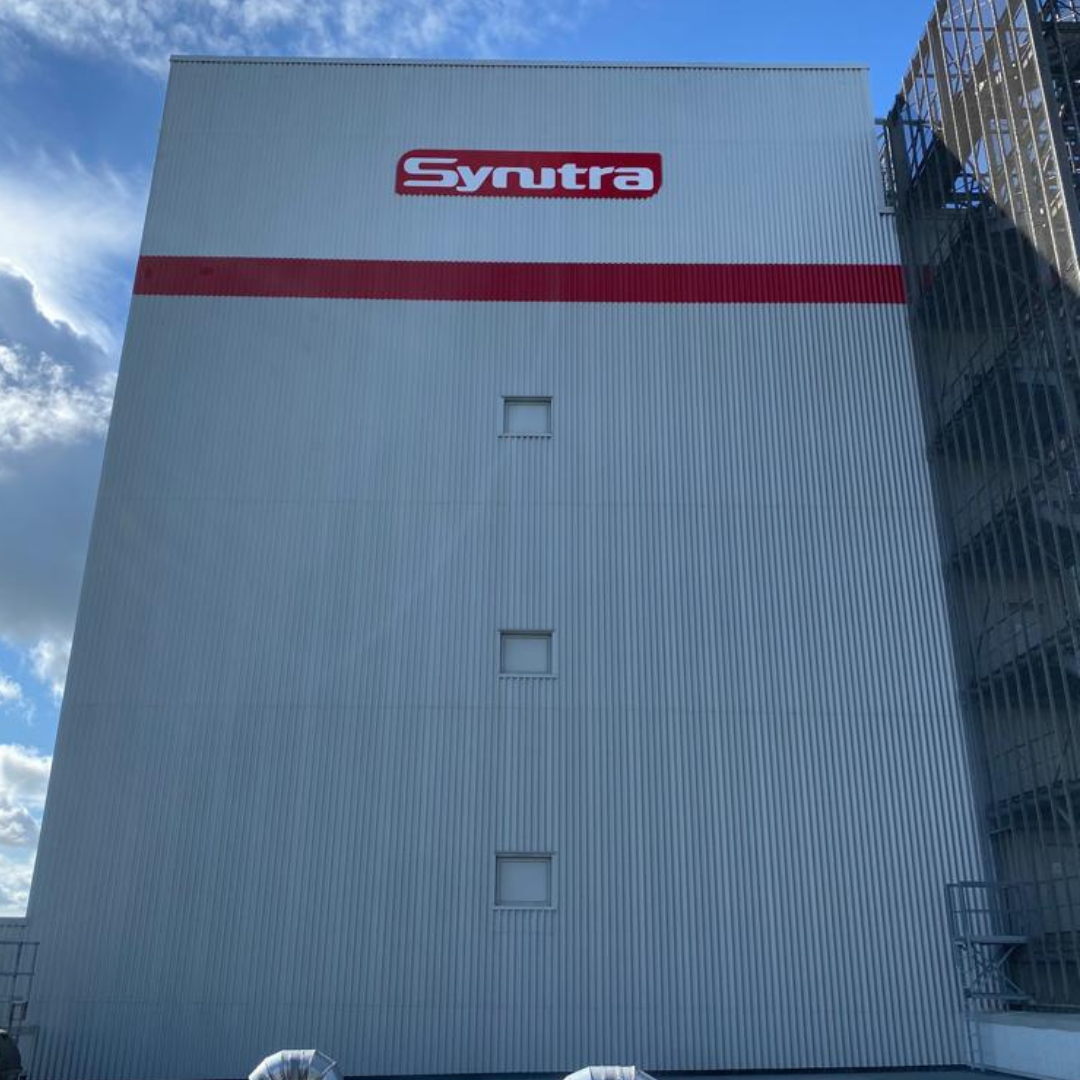 Façade propre de l'usine Synutra située à Carhaix