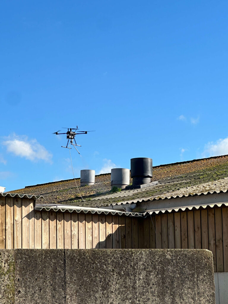 Drone nettoie toit vert mousse