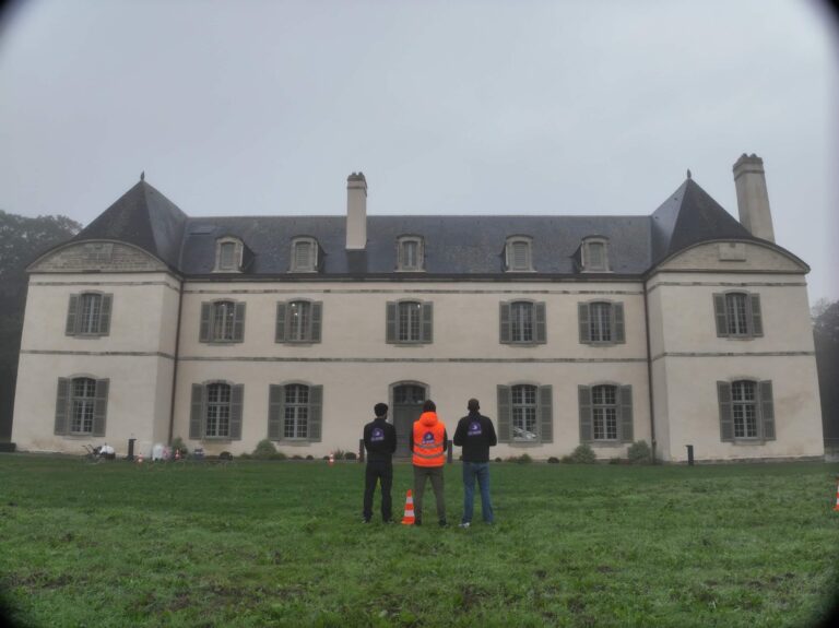 Partenaires Dr. Drone devant façade pour nettoyage multi-services